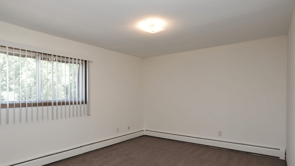 10 Pointe Apartments Bedroom