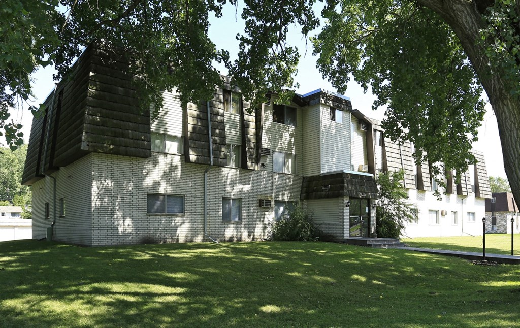 10 Pointe Apartments Exterior