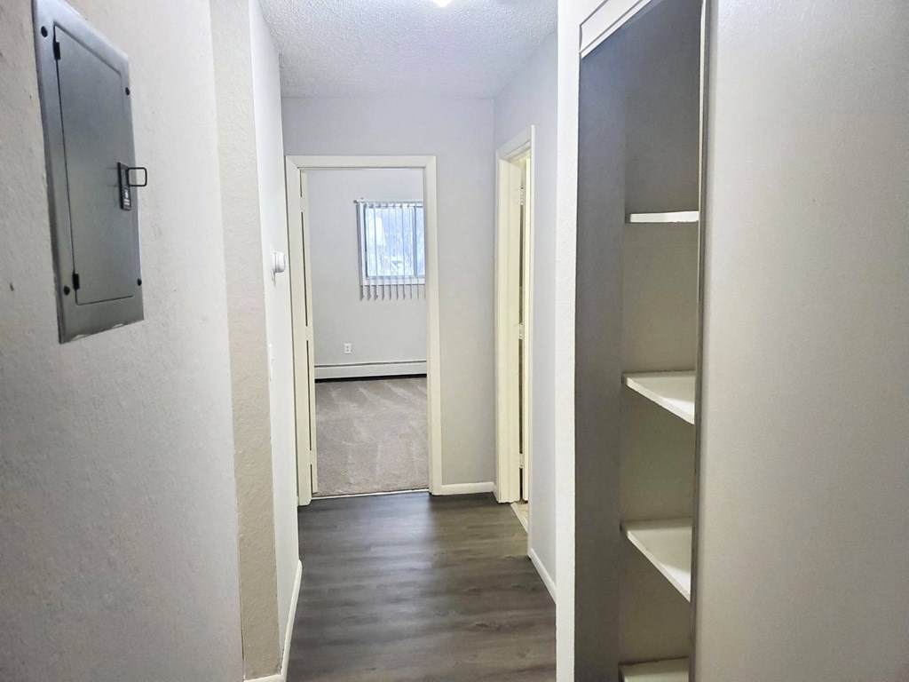 10 Pointe Apartments Hallway