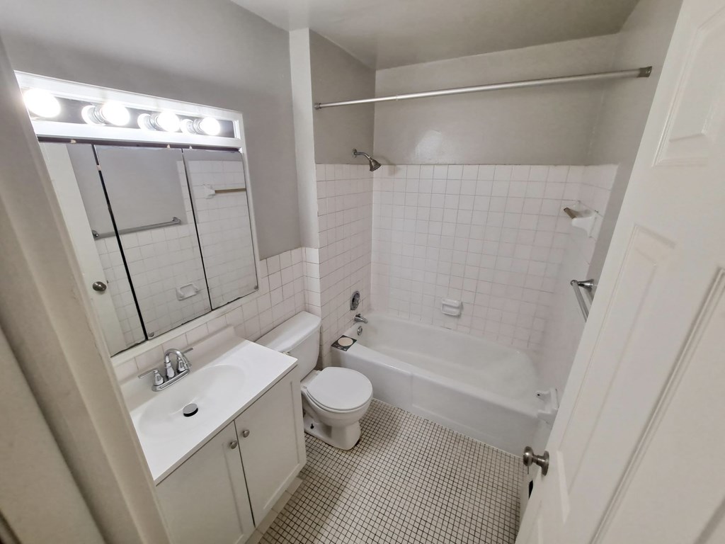 1410 St Paul Place Saint Paul, MN bathroom