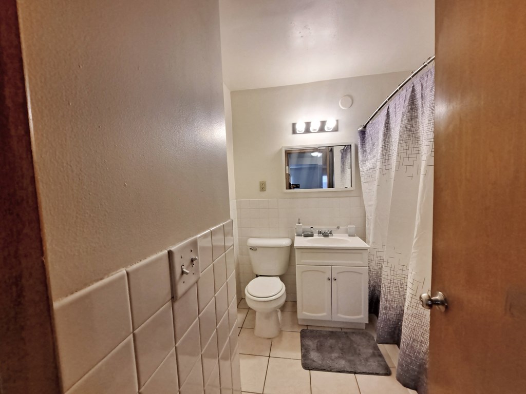 1797 Stillwater Apartments St. Paul, Minnesota Bathroom