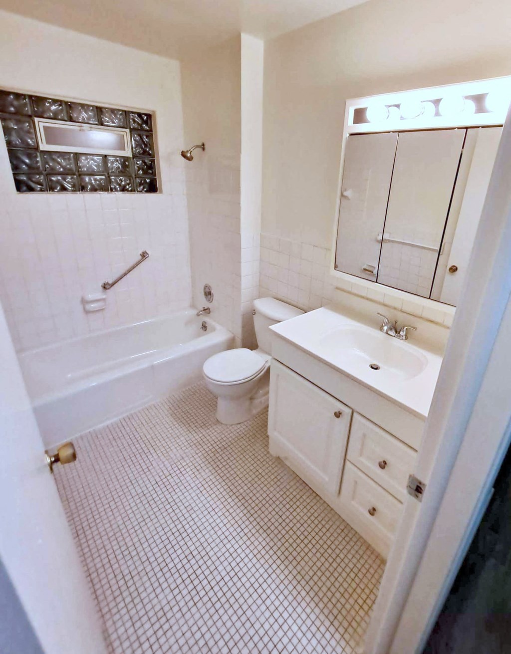 1410 St. Paul Apartments Bathroom