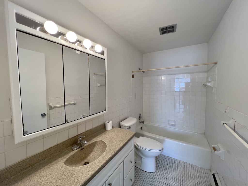 Brewster Place Apartments Saint Paul, MN bathroom