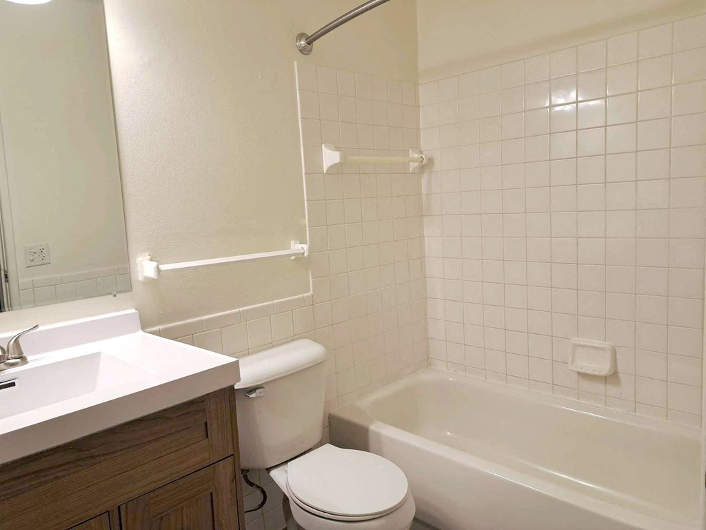 Corinthian Apartments Bathroom