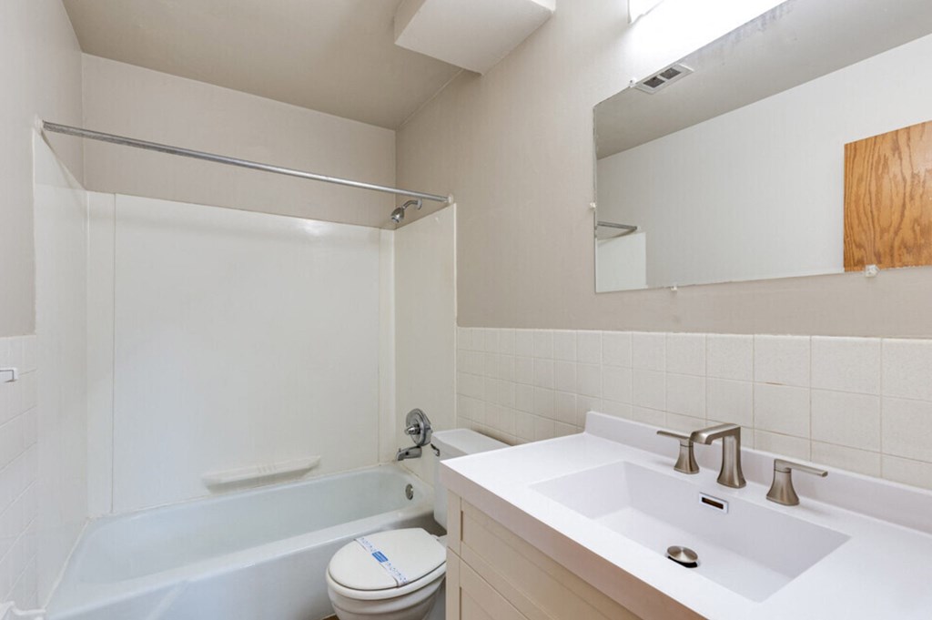 Granite Flats Apartments, 316 Larpenteur Ave E, East St. Paul, MN