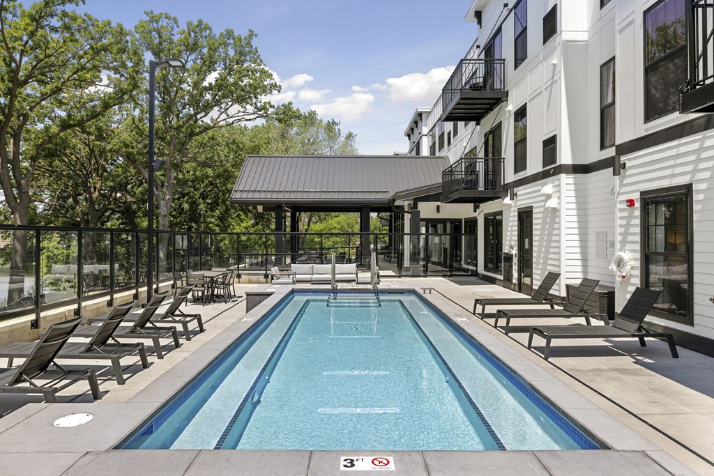 The Reeve Lakeside Pool