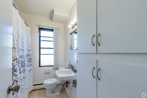 Como Court Bathroom, Minneapolis, Minnesota