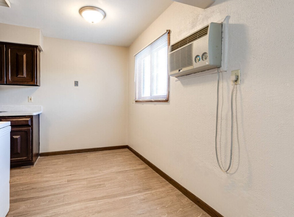 Granite Flats Apartments, 316 Larpenteur Ave E, East St. Paul, MN