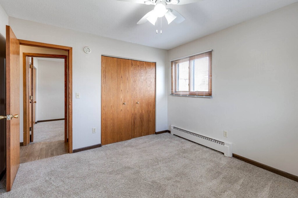 Granite Flats Apartments, 316 Larpenteur Ave E, East St. Paul, MN