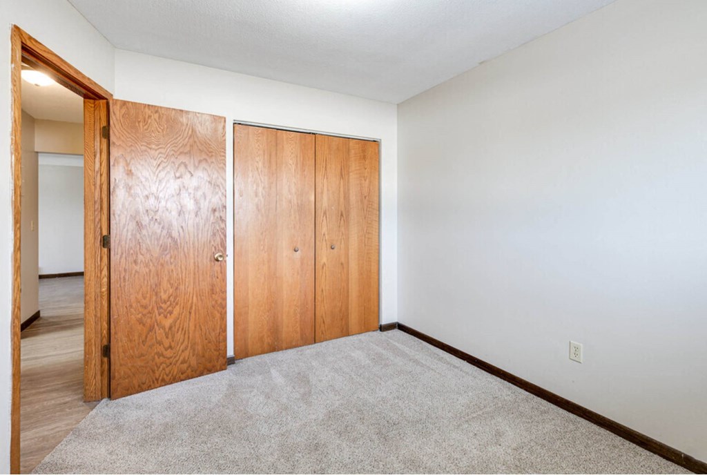 Granite Flats Apartments, 316 Larpenteur Ave E, East St. Paul, MN