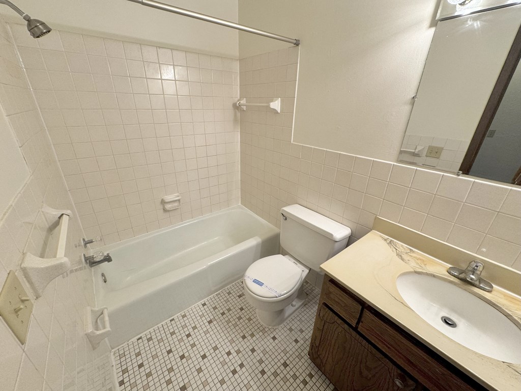 956 Place Apartments Forest Lake, Minnesota Bathroom