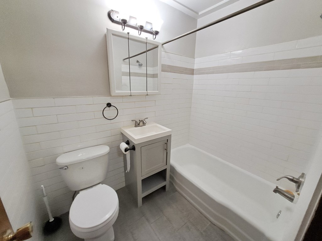 3428 Harriet Apartments Minneapolis, Minnesota Bathroom