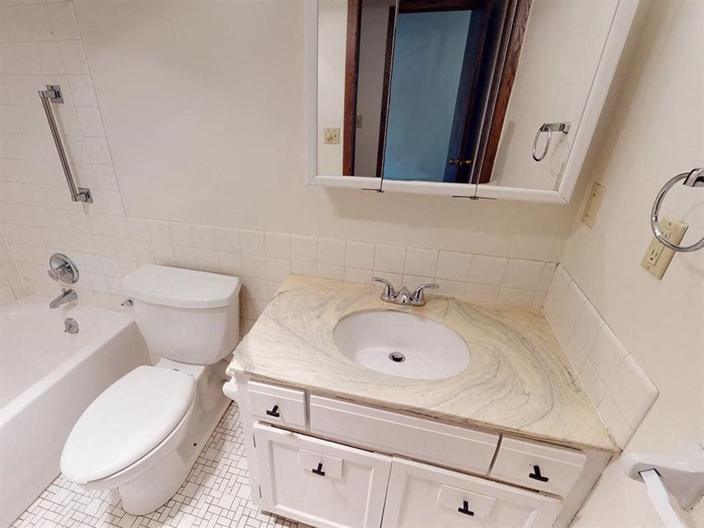 Gold Crest Apartments Bathroom