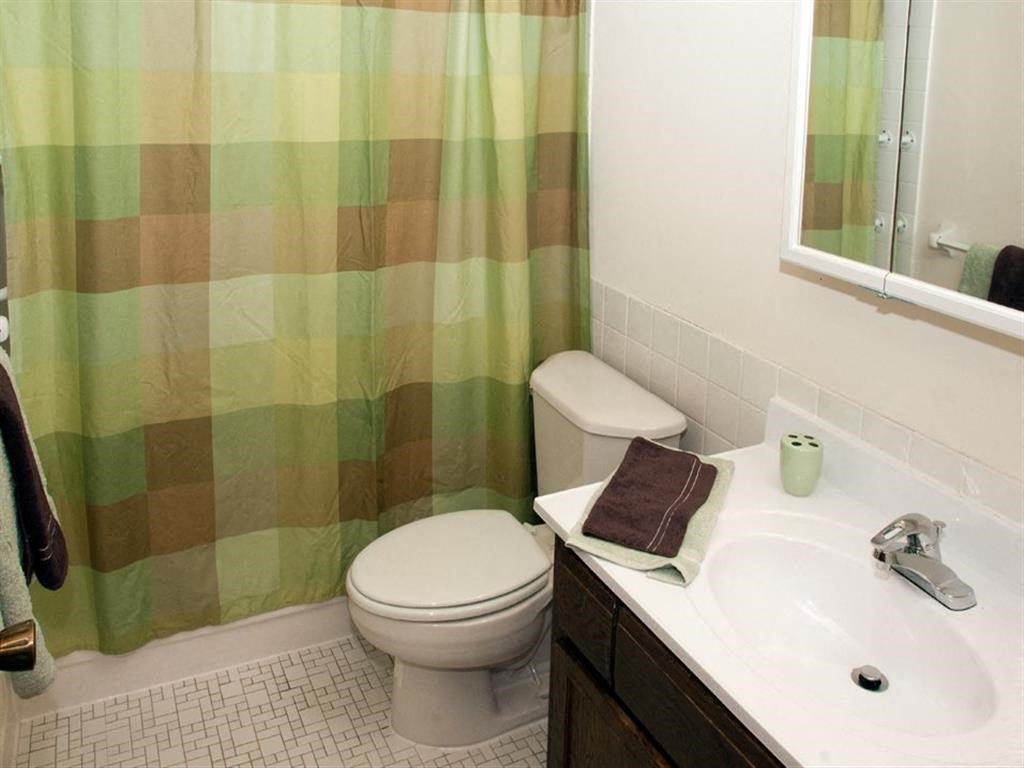 Gold Crest Apartments Bathroom