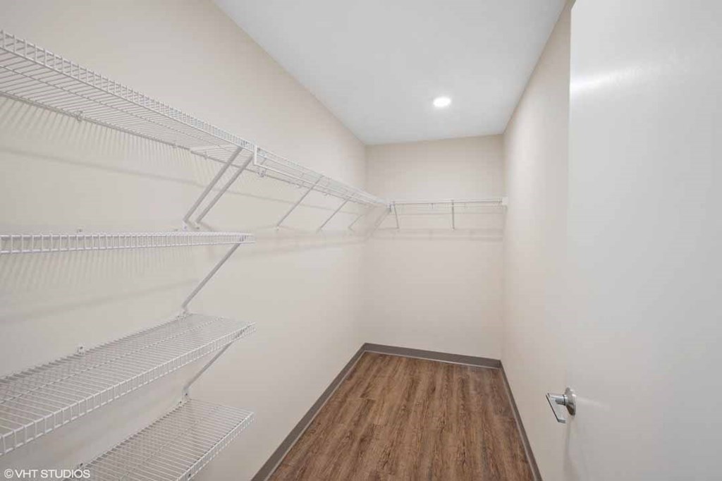 Midwell Apartments closet