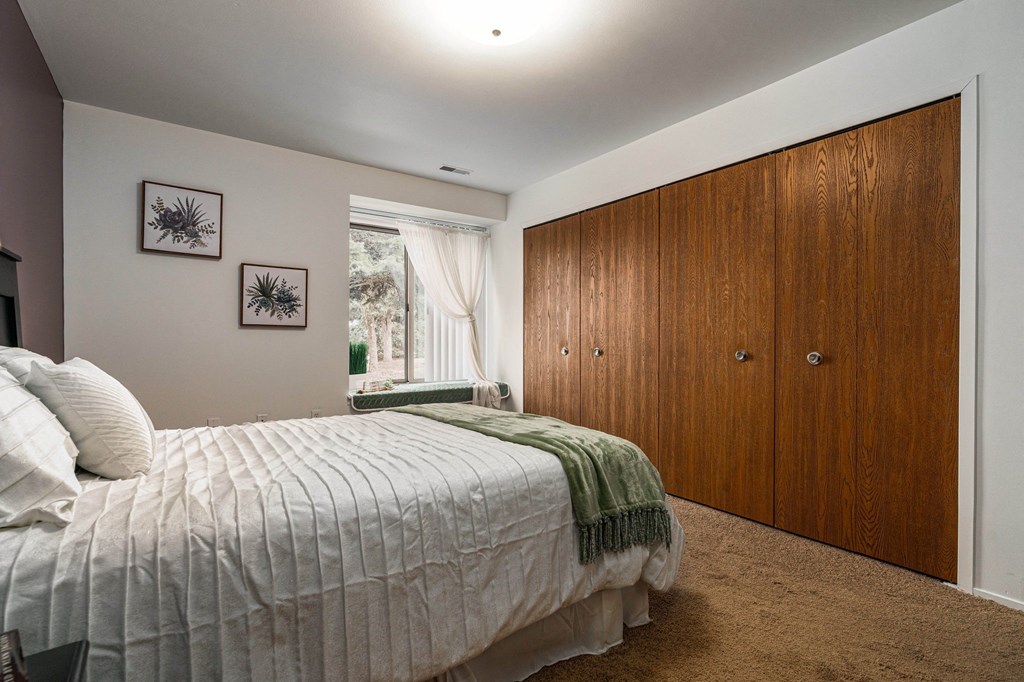 Bedroom at Prentiss Pointe Apartments, Michigan, 48045