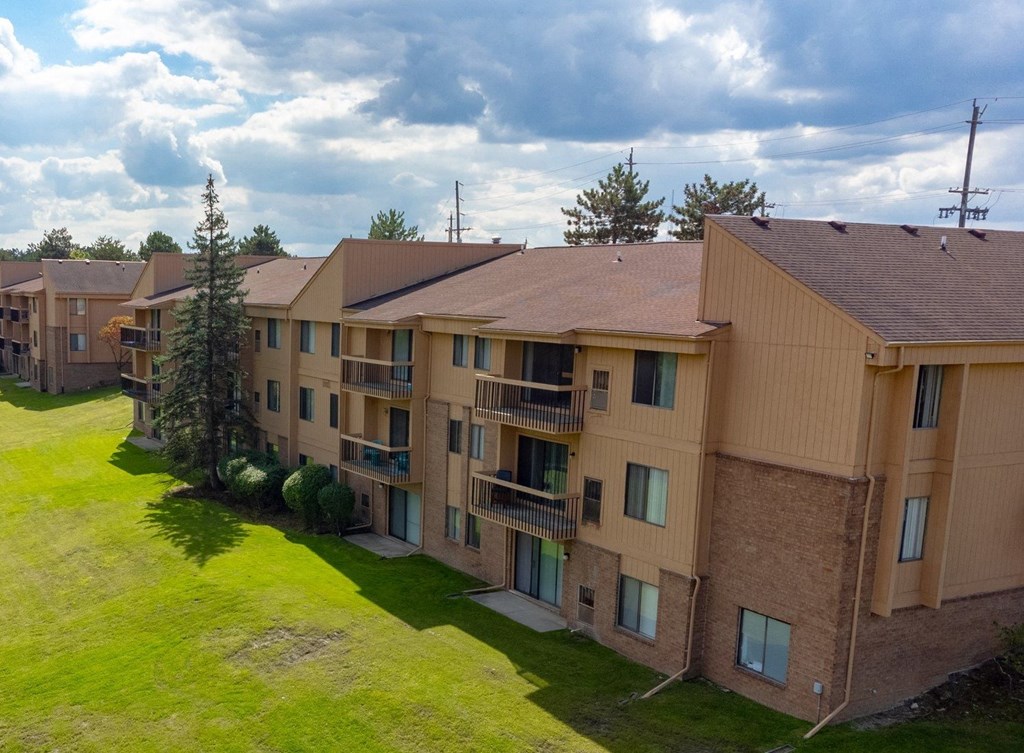 Building Exterior at Franklin River Apartments, MI 48034