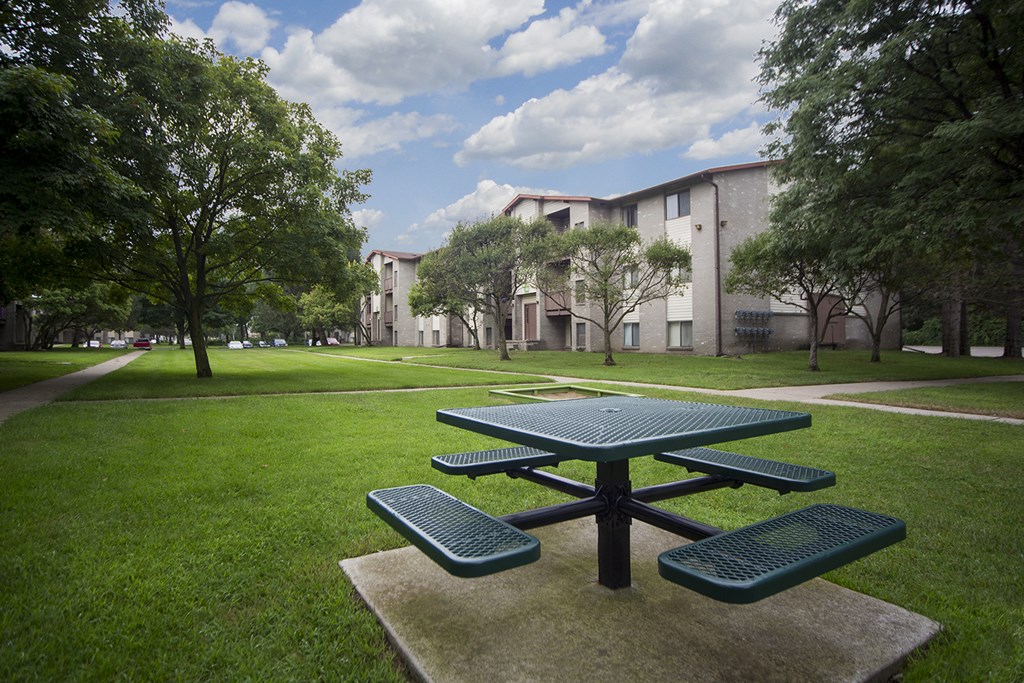 Outdoor picnic areas with courtyard views at Woodland Villa Apartments in Westland