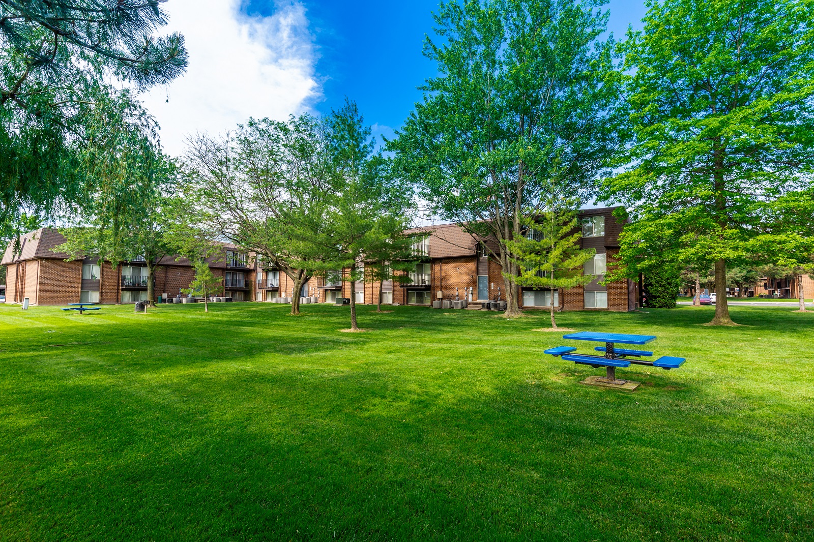 Courtyard view at Drawbridge Apartments, Michigan 48045