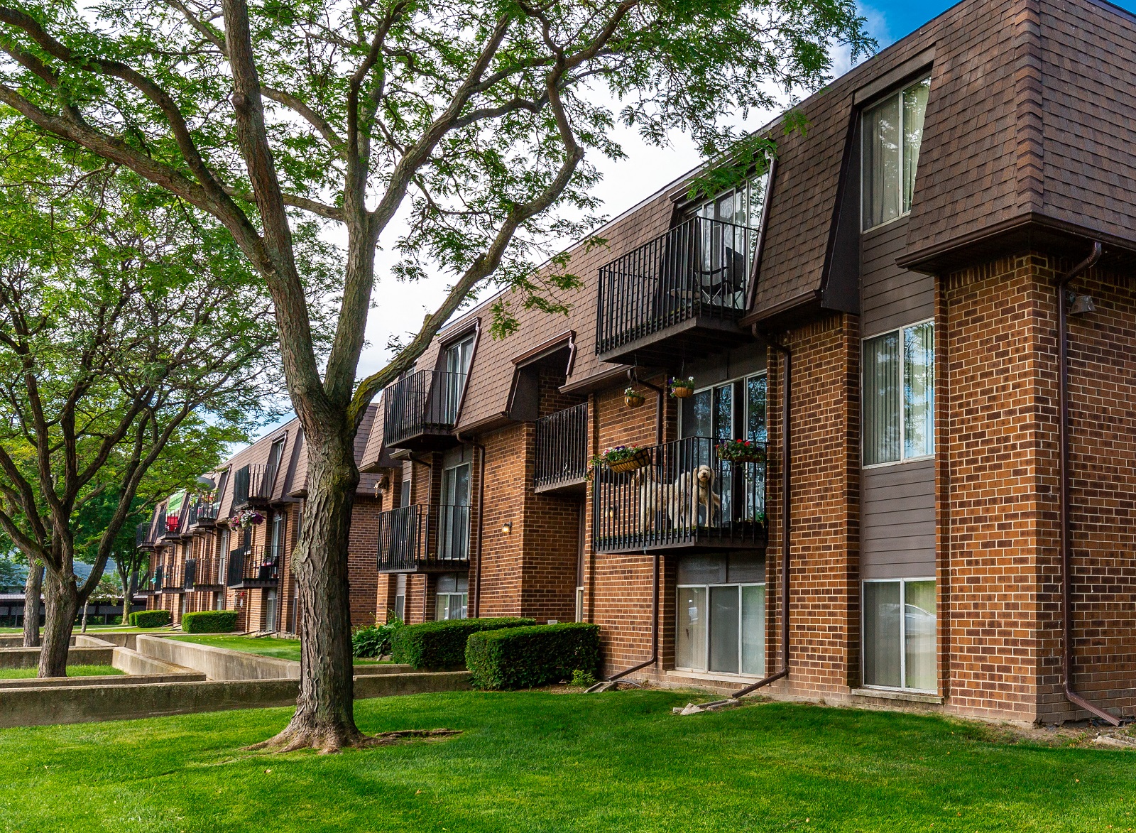 Exterior building at Drawbridge East Apartments in Harrison Township, Michigan