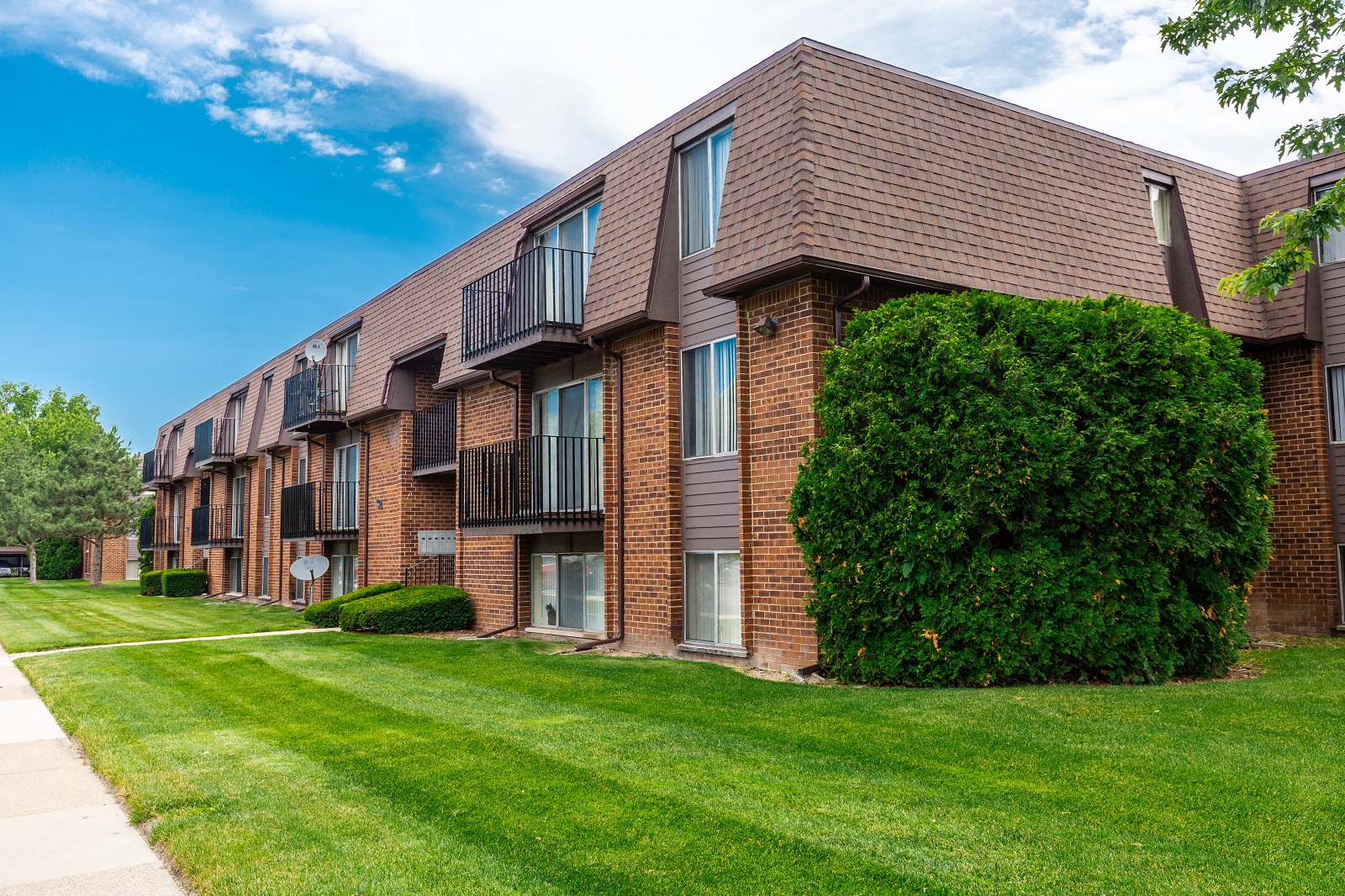 Drawbridge Apartments East, 36420 Union Lake Road, Harrison Township