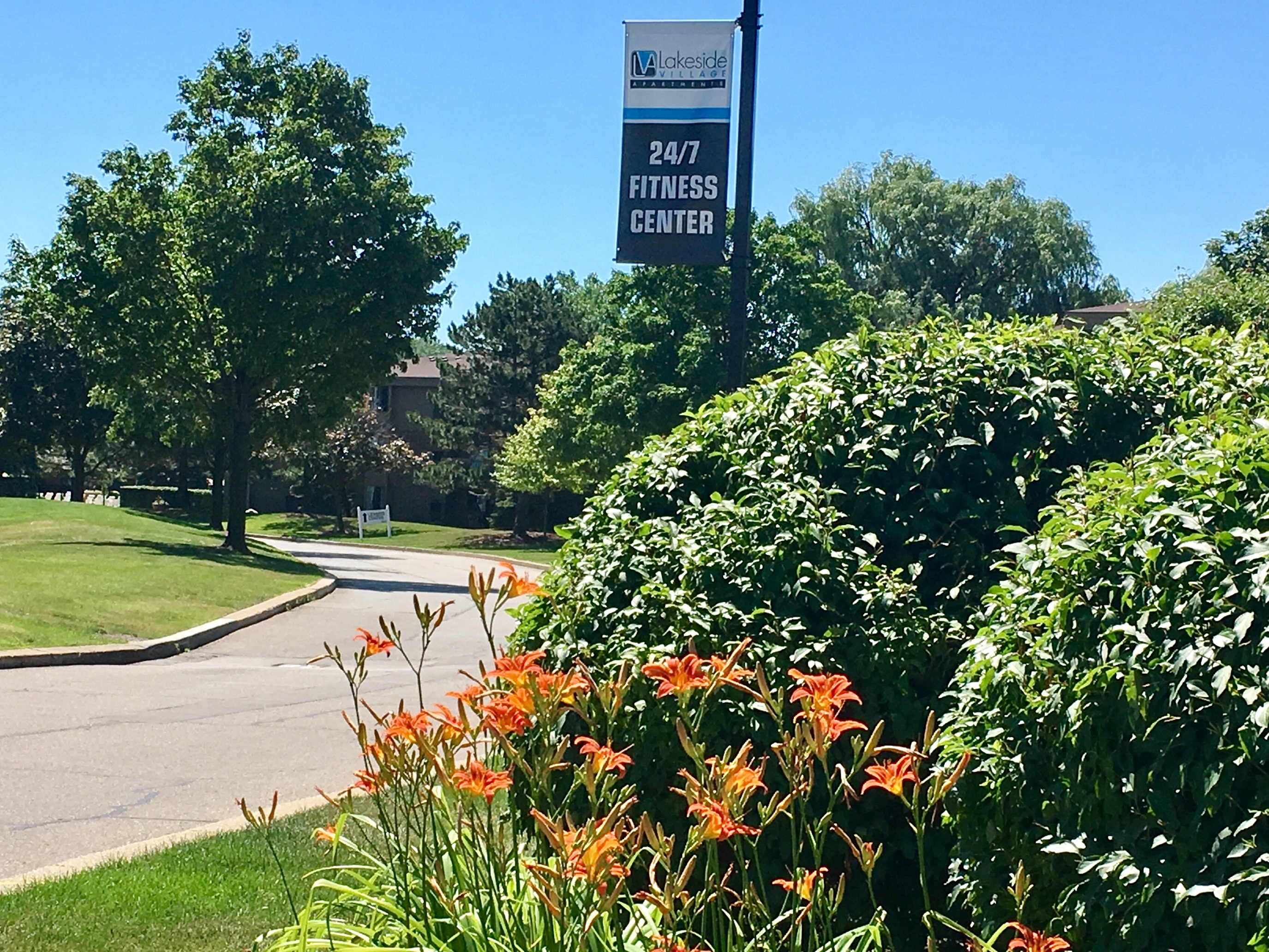 Exterior View at Lakeside Village Apartments Clinton Township MI