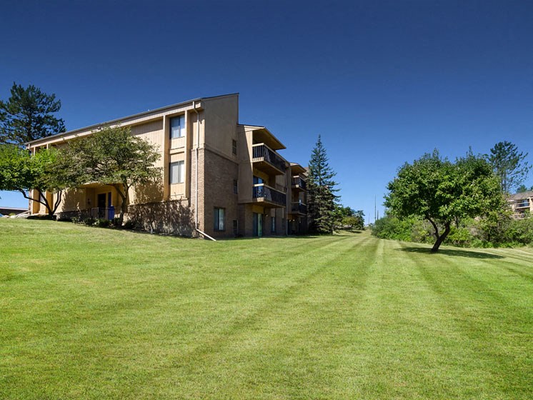 Building Exterior at Franklin River Apartments, Southfield, MI 48034