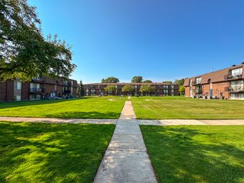 Expansive green space at Knottingham Apartments in Clinton Township, MI.