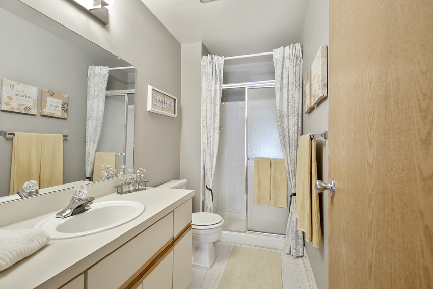Elaborate bathrooms Elaborate bathrooms at Park Lane Apartments, 48033 - Photo Gallery