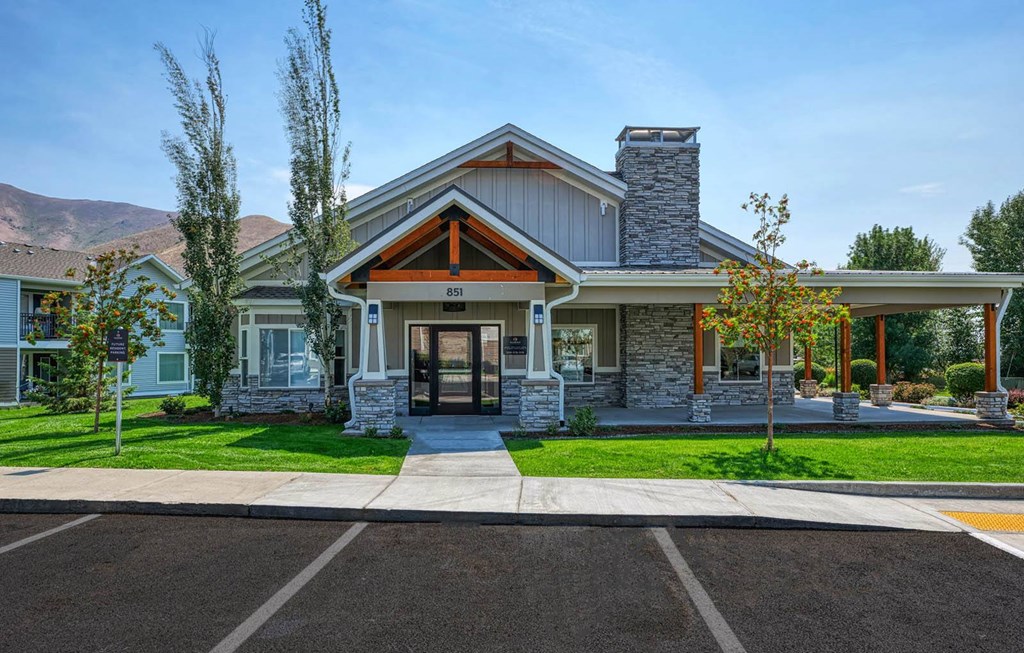 Balmoral_Leasing Office Exterior