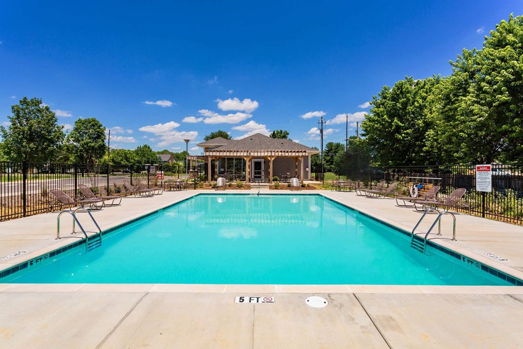 Sparkling Pool at Chariot Pointe Apartments, Tennessee, 37130