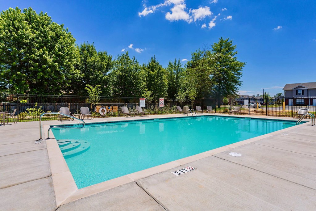 Pool at Chariot Pointe Apartments, Murfreesboro