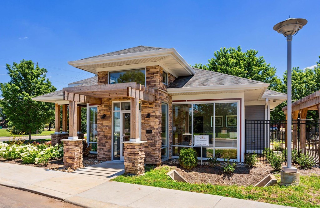 Leasing Office Exterior at Chariot Pointe Apartments, Murfreesboro, 37130