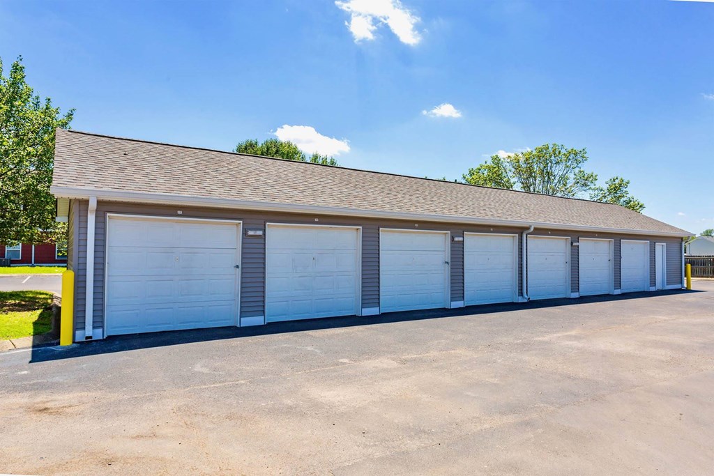 Garage at Chariot Pointe Apartments, Murfreesboro, TN