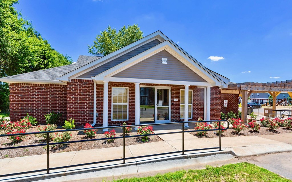 Clubhouse Exterior at Chariot Pointe Apartments, Murfreesboro, 37130