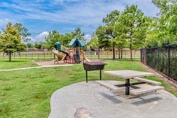 Knolls at West Oaks_Outdoor Picnic Area - Photo Gallery 3