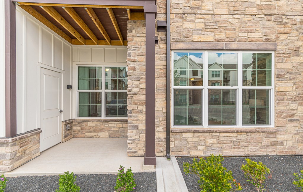 Dominium-Crossroad Commons-Apt Patio at Crossroad Commons, Manor