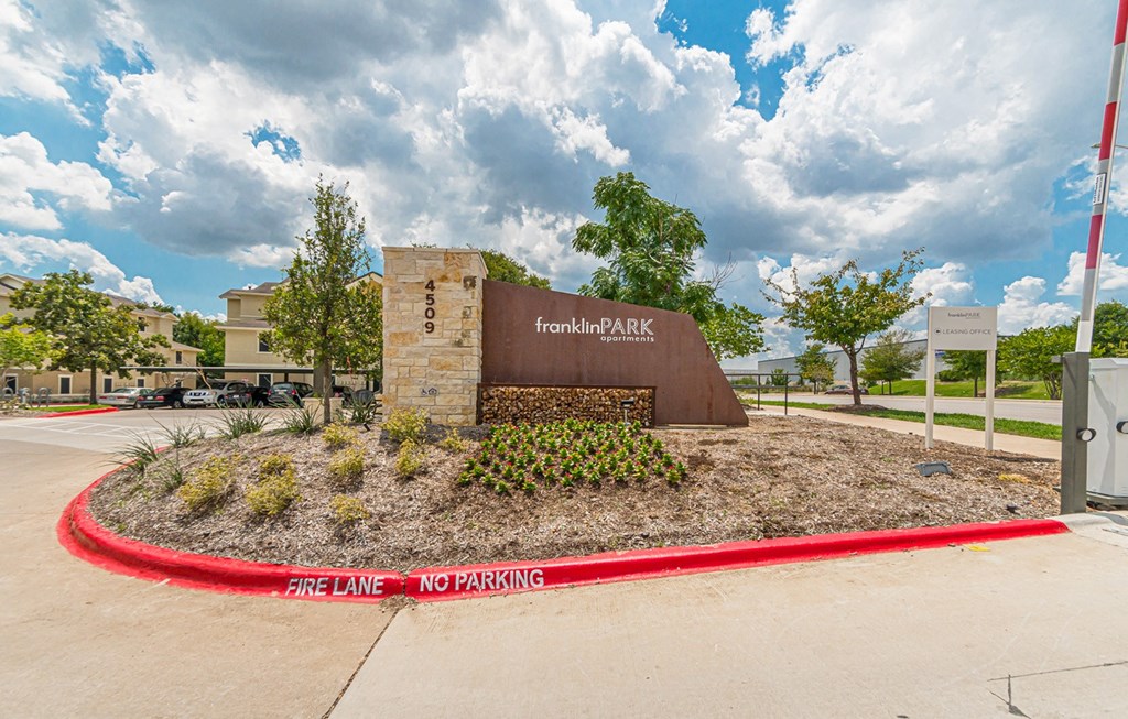 Dominium-Franklin Park-Monument