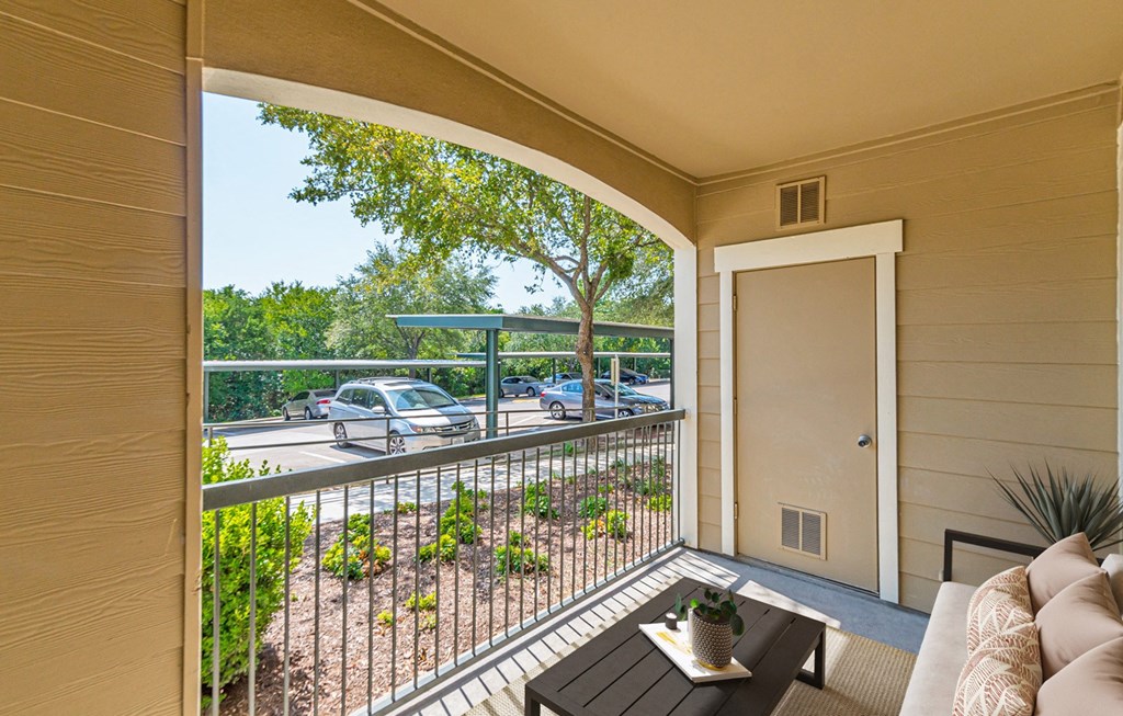 Dominium-Franklin Park-Patio