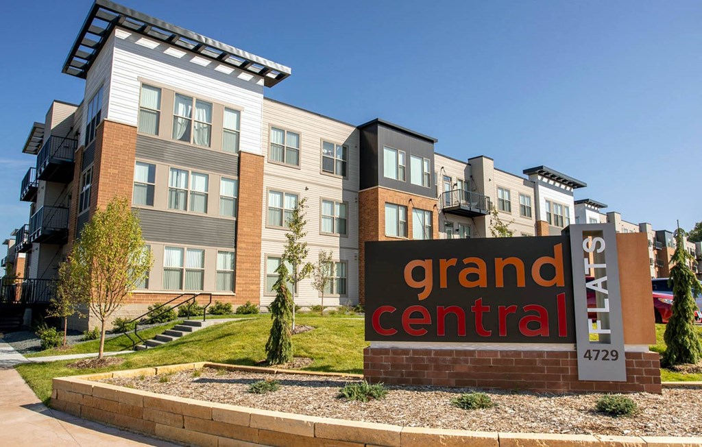 Grand Central Flats_Monument