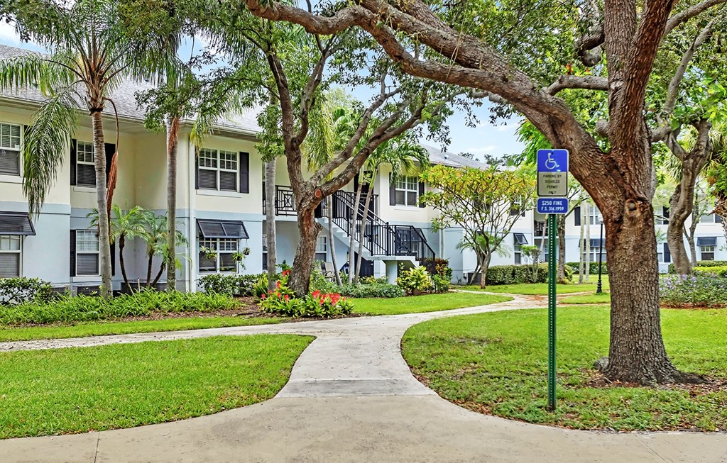 Dominium-Groves of Delray-Exterior