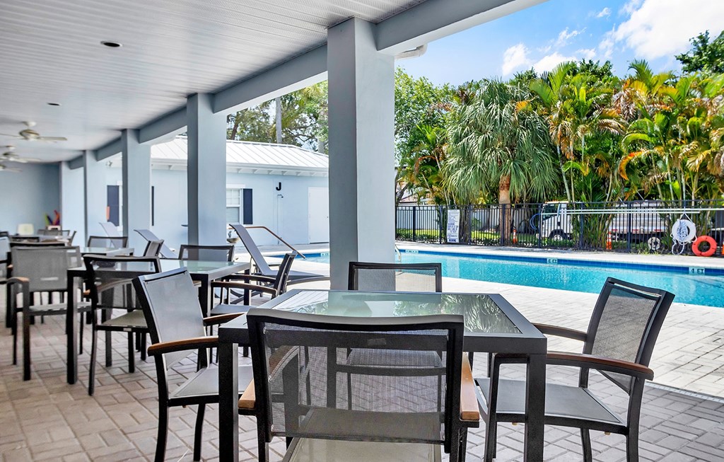 Dominium-Groves of Delray-Community Patio