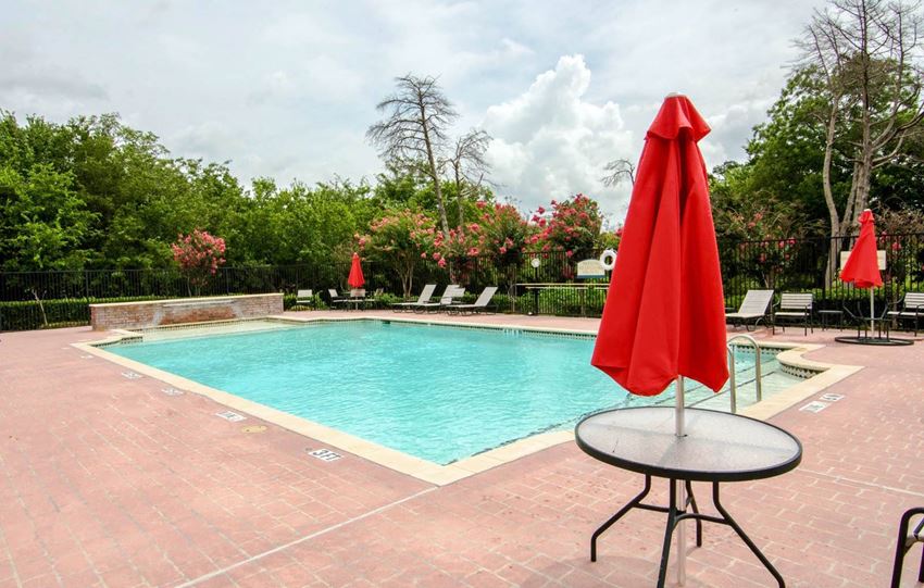 Hickory Manor_Outdoor Swimming Pool - Photo Gallery