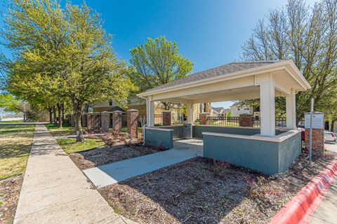 Dominium-Kinwood-Bus Shelter