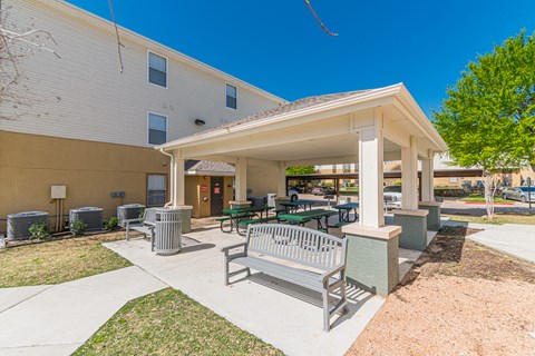 Dominium-Kinwood-Picnic and Grilling Area