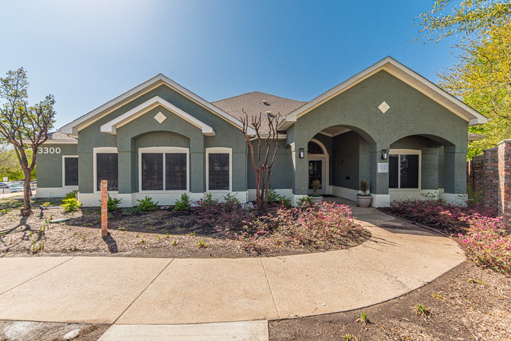 Dominium-Kinwood-Leasing Office