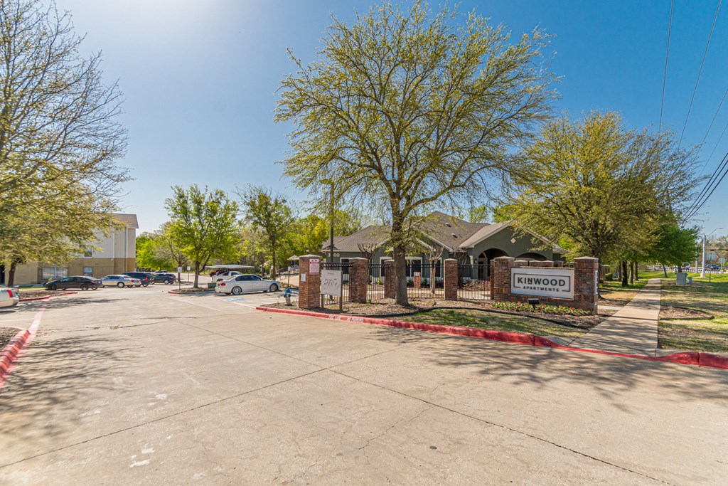 Dominium-Kinwood-Property Entrance