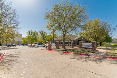 Dominium-Kinwood-Property Entrance