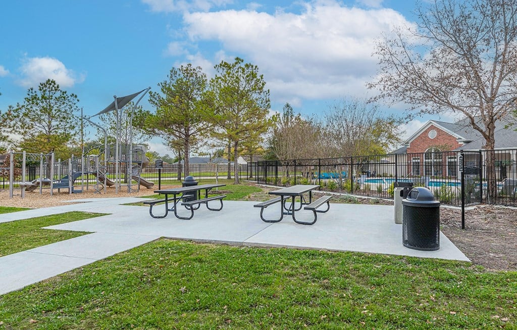Dominium-Knolls at West Oaks-Picnic Area