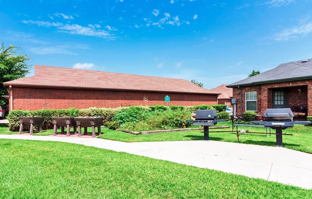 Lakeside Manor_Grilling Area
